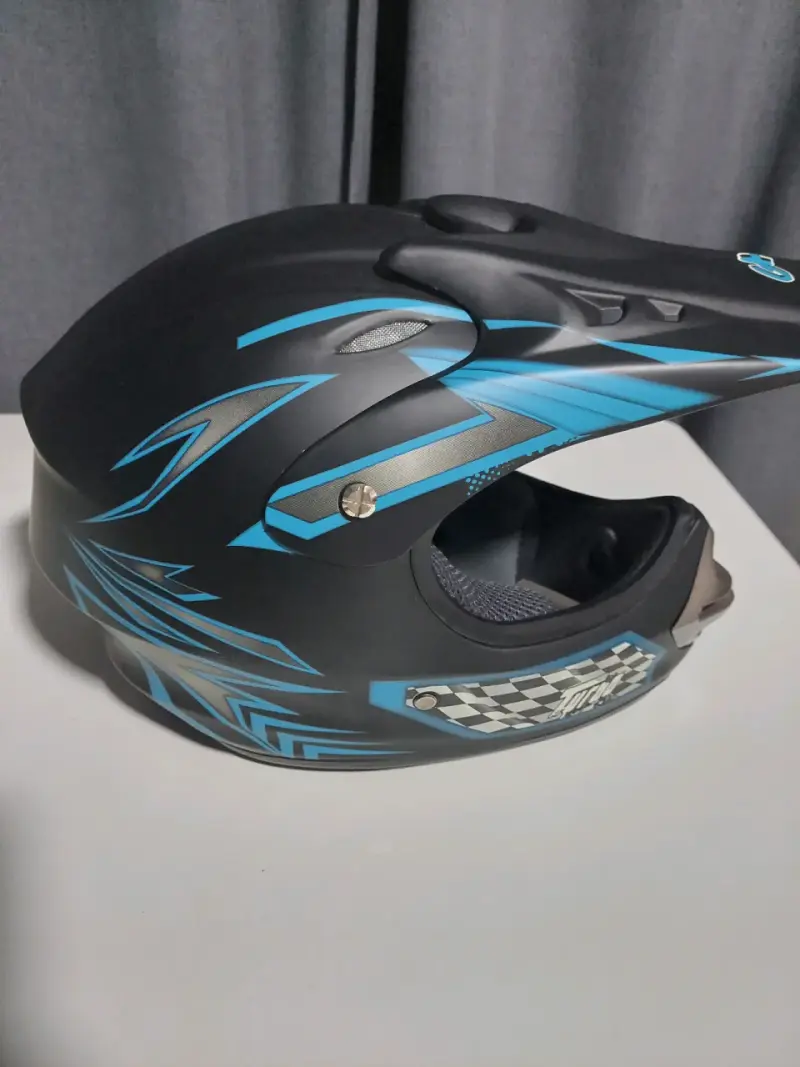 Casco de motocross negro y azul con diseño aerodinámico
