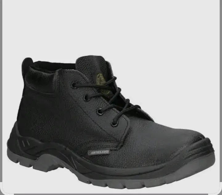 Botas de seguridad negras anticlavo