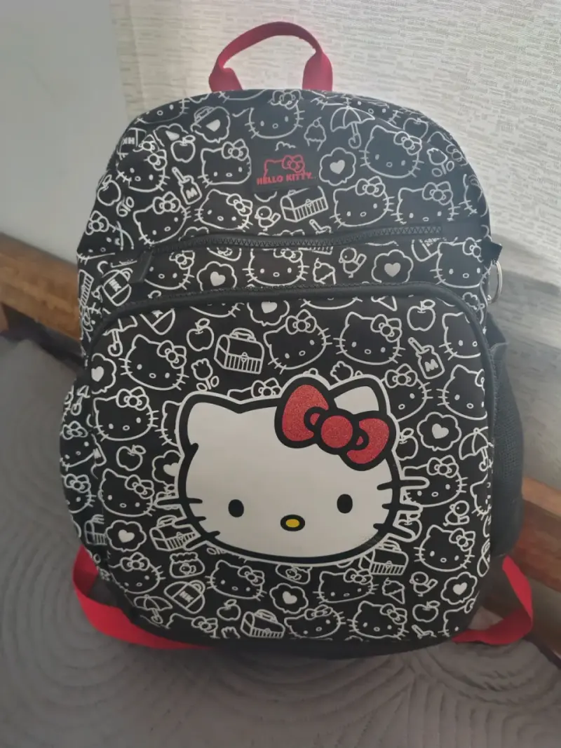 Mochila Hello Kitty negra con diseño estampado - 1