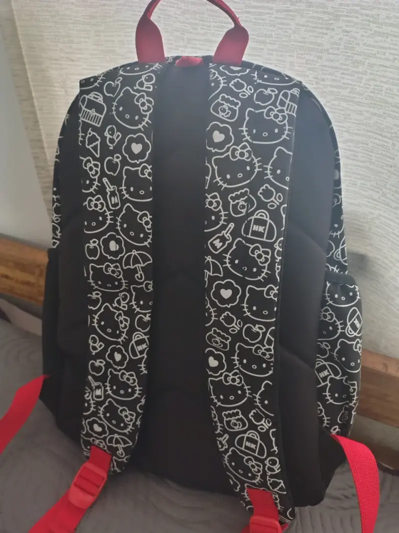 Mochila Hello Kitty negra con diseño estampado - 2