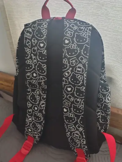 Mochila Hello Kitty negra con diseño estampado - miniatura 2
