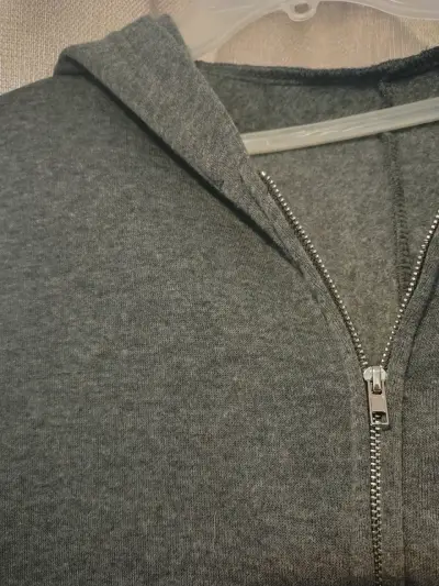 Abrigo de lana gris con capucha y cierre - miniatura 2