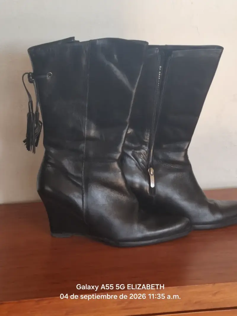 Botas negras de cuero con tacón alto - 1