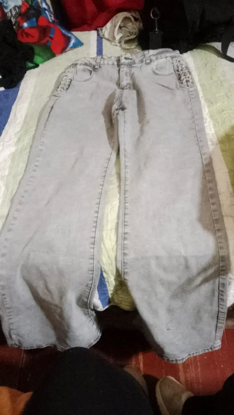 Jeans de mezclilla gris para mujer