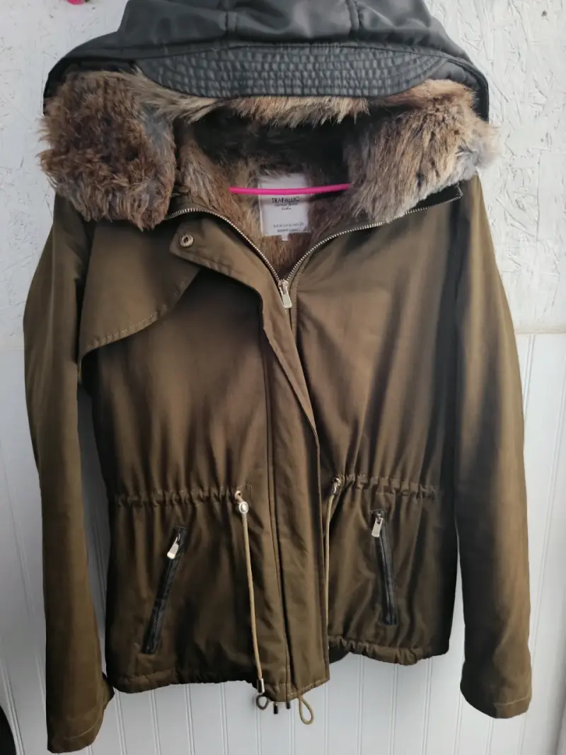 Parka verde con capucha Zara - 1