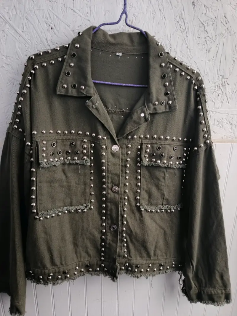 Chaqueta verde militar con tachas metálicas