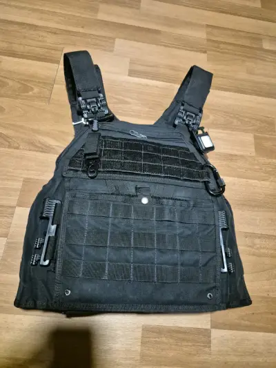Chaleco táctico negro con paneles de protección - miniatura 1