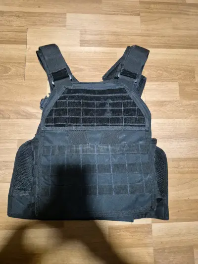 Chaleco táctico negro con paneles de protección - miniatura 2