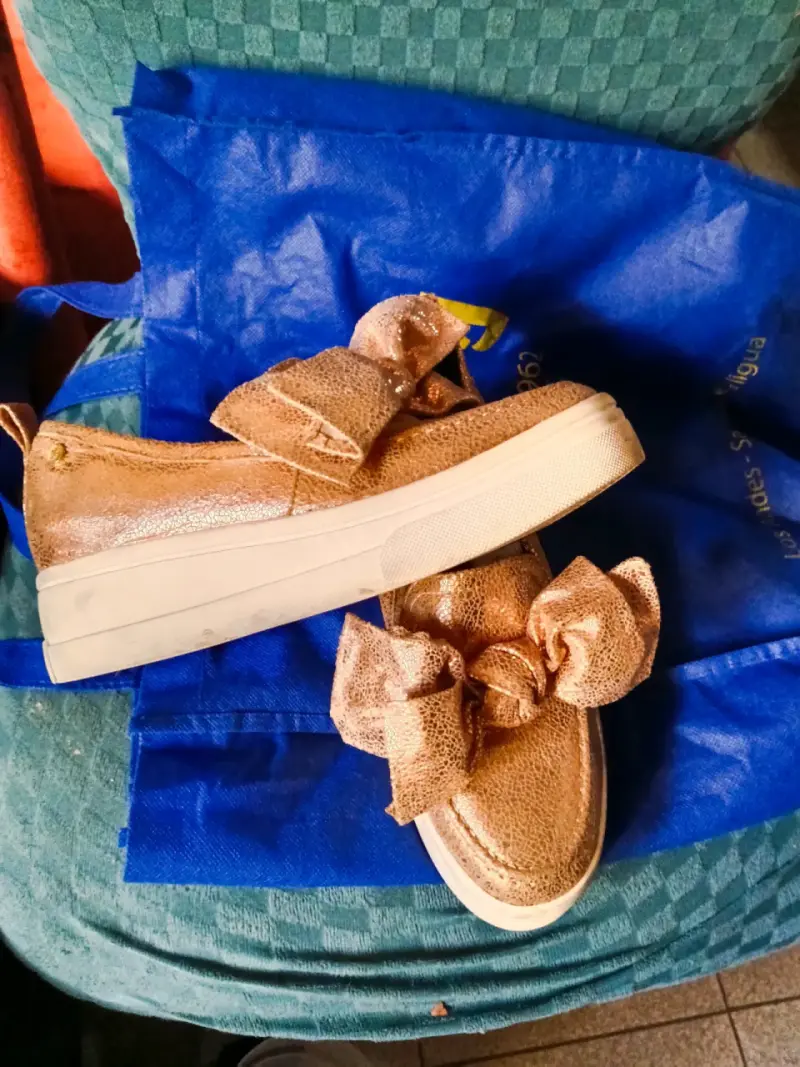 Zapatillas doradas con lazo para mujer - 1
