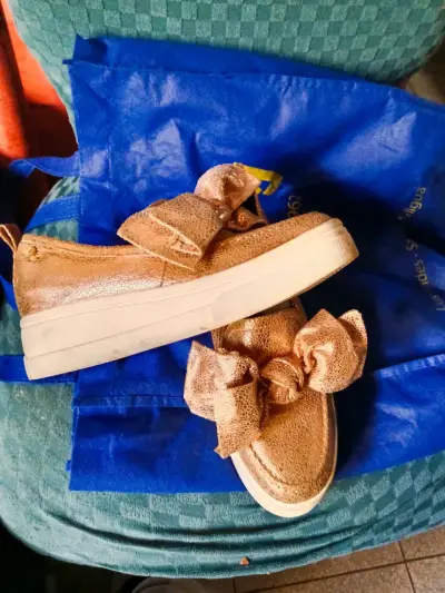 Zapatillas doradas con lazo para mujer - miniatura 1