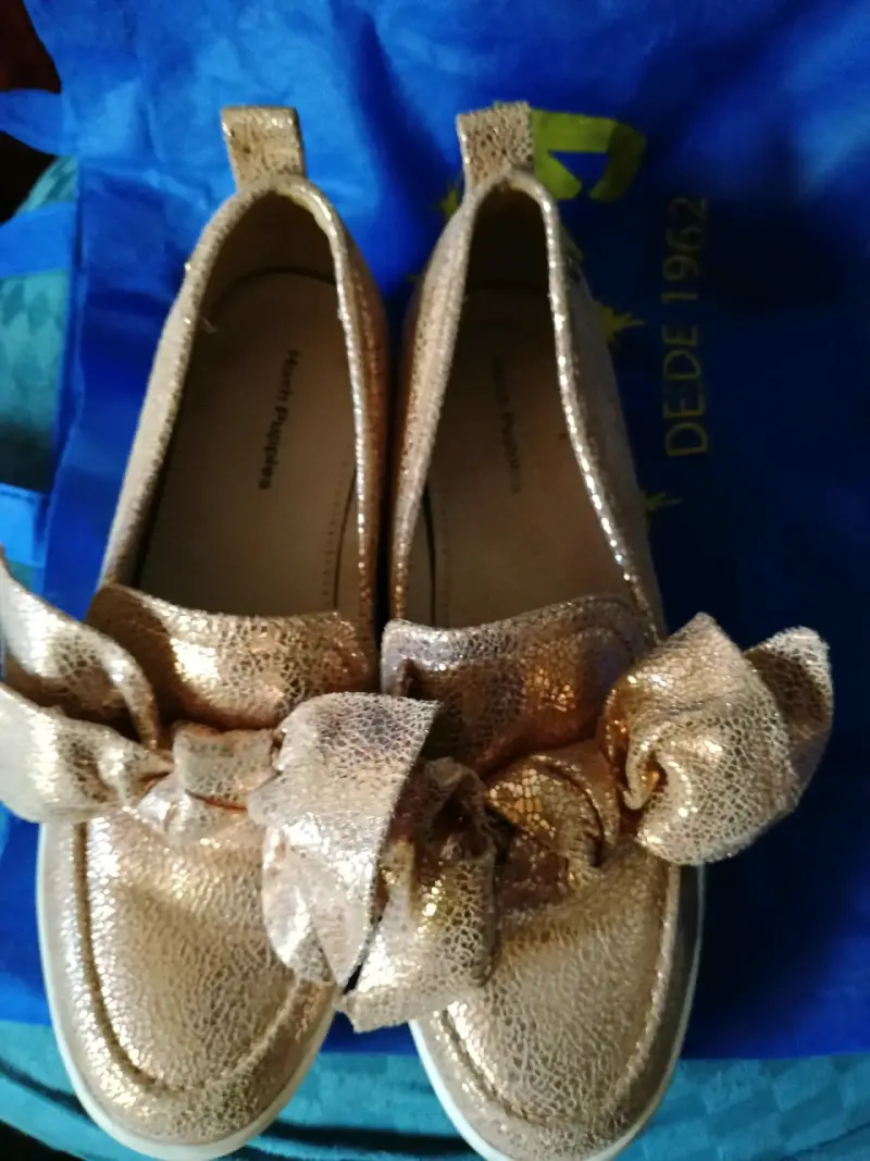 Zapatillas doradas con lazo para mujer - 2