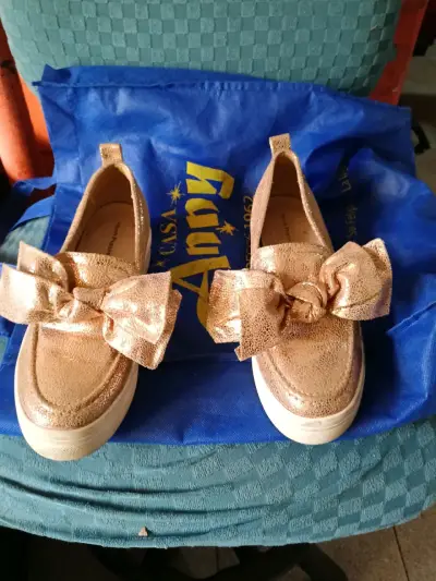 Zapatillas doradas con lazo para mujer - miniatura 3