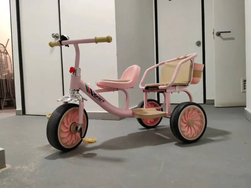 Triciclo infantil rosa con canasto trasero - 1