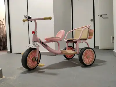 Triciclo infantil rosa con canasto trasero - miniatura 1