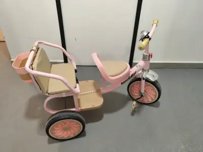 Triciclo infantil rosa con canasto trasero - miniatura 2