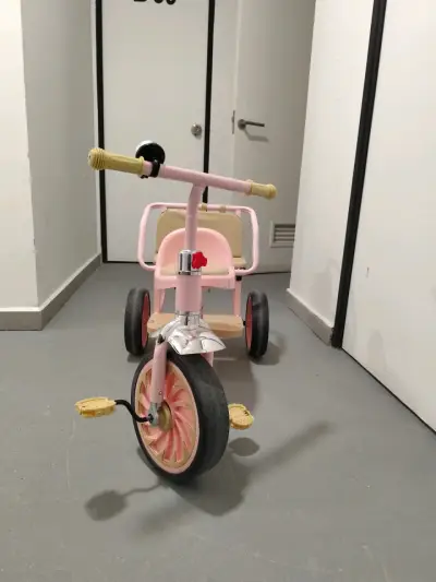 Triciclo infantil rosa con canasto trasero - miniatura 4