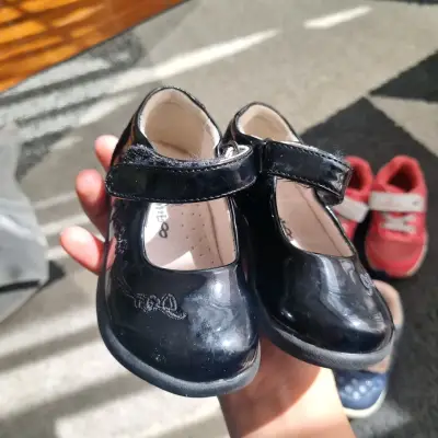 Zapatos de charol negro para niña talla 20 - miniatura 1