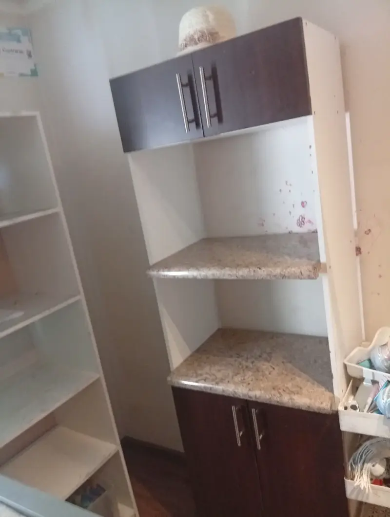 Mueble de cocina con estantes y puertas - 1
