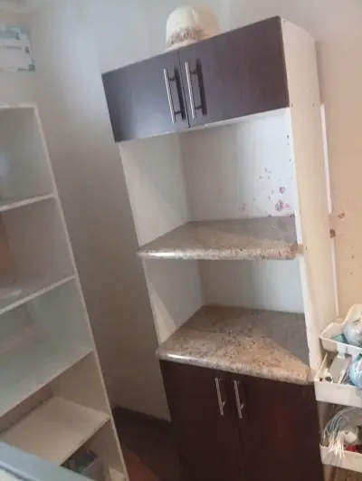 Mueble de cocina con estantes y puertas - miniatura 1