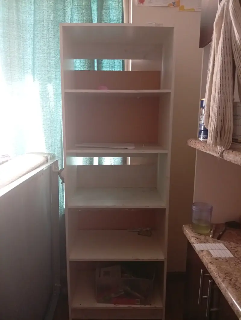 Mueble de cocina con estantes y puertas - 2