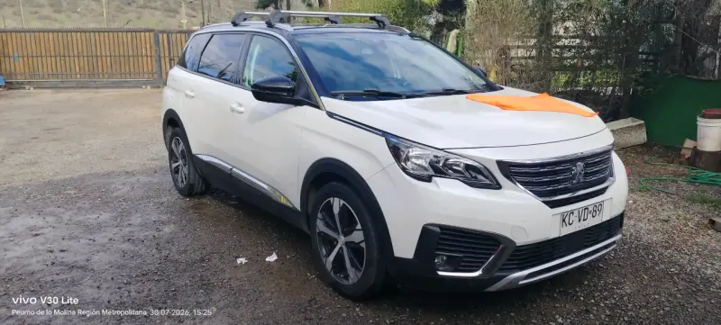 SUV Peugeot 5008 blanco en buen estado