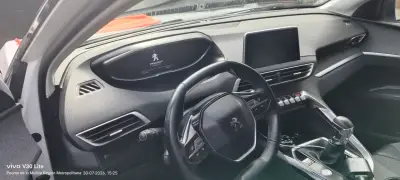 SUV Peugeot 5008 blanco en buen estado - miniatura 3