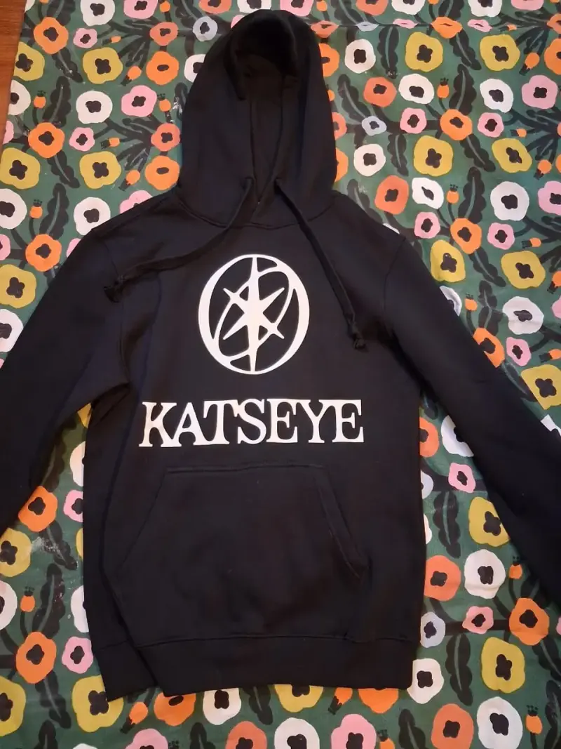 Polerón con capucha Katseye negro unisex - 1