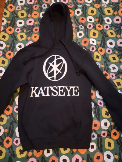 Polerón con capucha Katseye negro unisex - miniatura 1