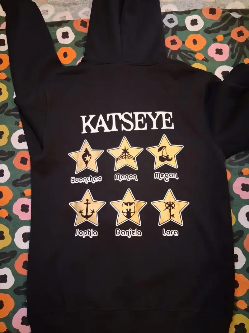 Polerón con capucha Katseye negro unisex - 2