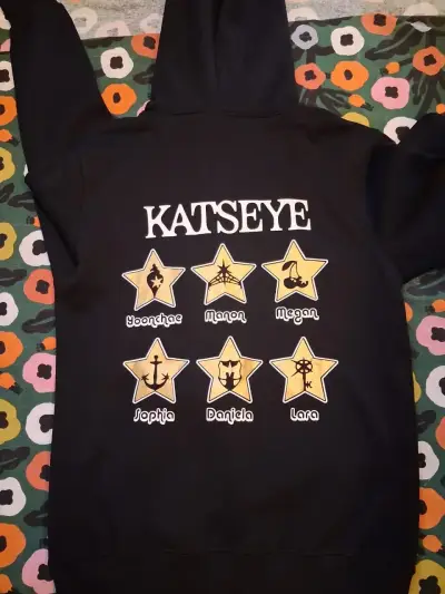 Polerón con capucha Katseye negro unisex - miniatura 2