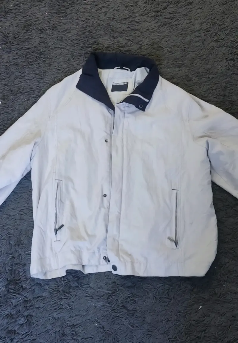 Chaqueta beige con cuello azul marino - 1