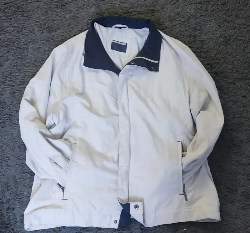 Chaqueta beige con cuello azul marino - 2