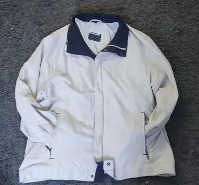Chaqueta beige con cuello azul marino - miniatura 2