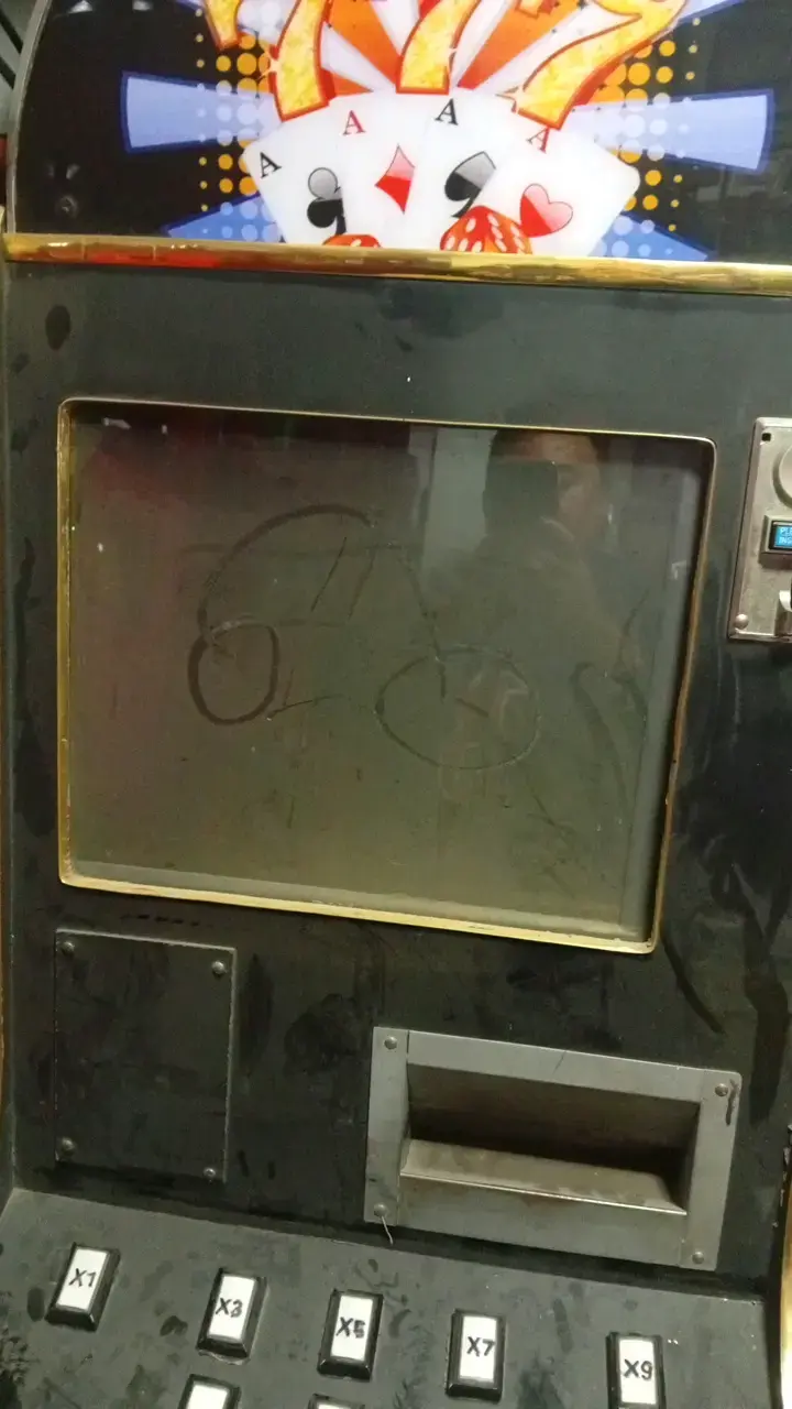 Máquina tragamonedas de casino usada - 1