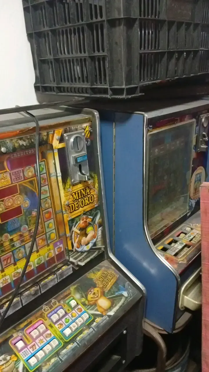 Máquina tragamonedas de casino usada - 3