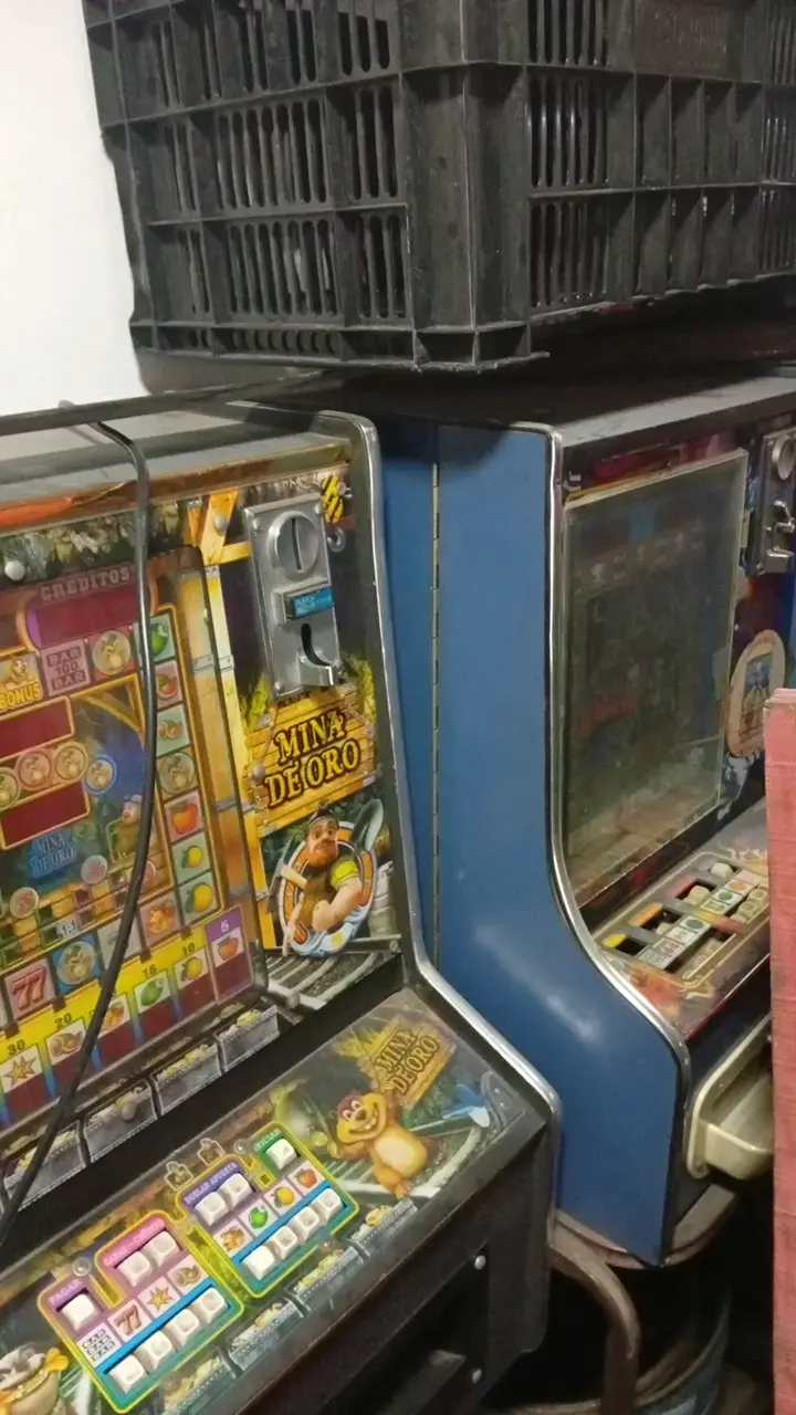 Máquina tragamonedas de casino usada - 4