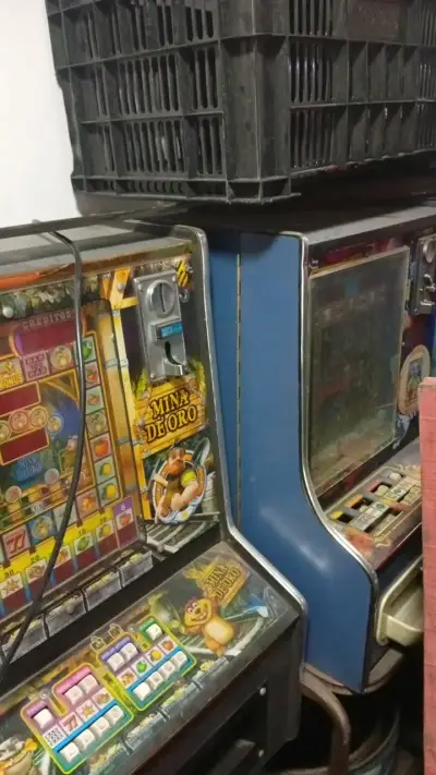 Máquina tragamonedas de casino usada - miniatura 4