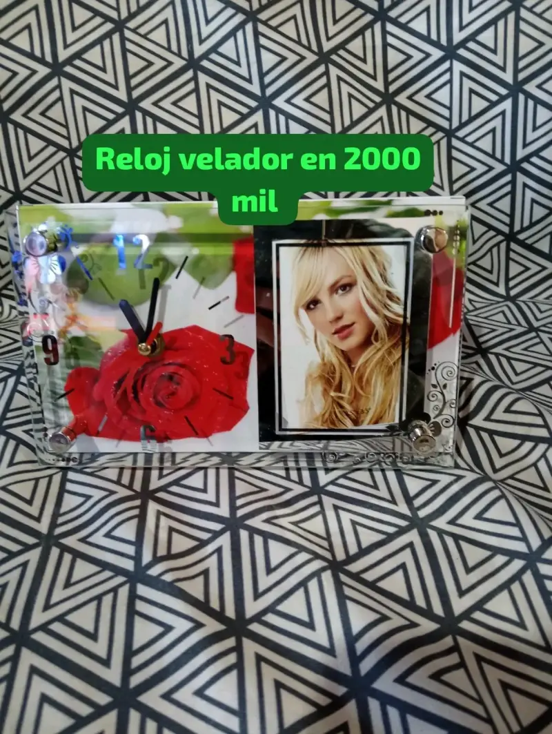 Reloj de velador con diseño de rosas