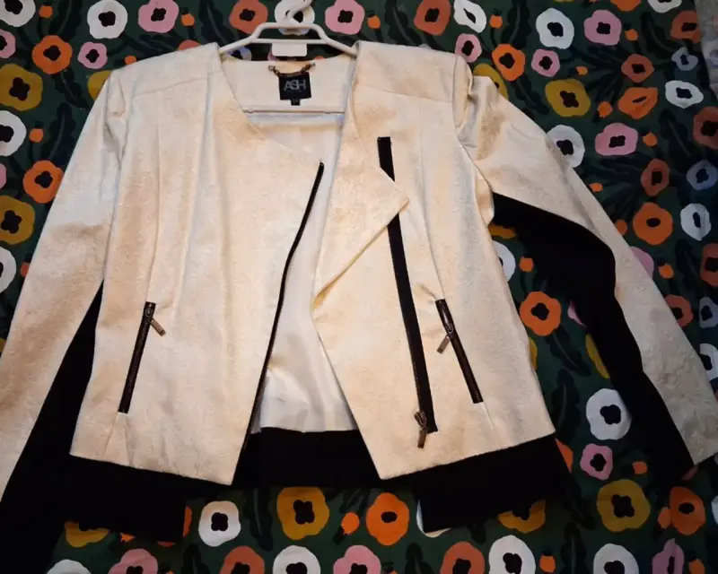 Chaqueta beige con detalles negros para mujer T44