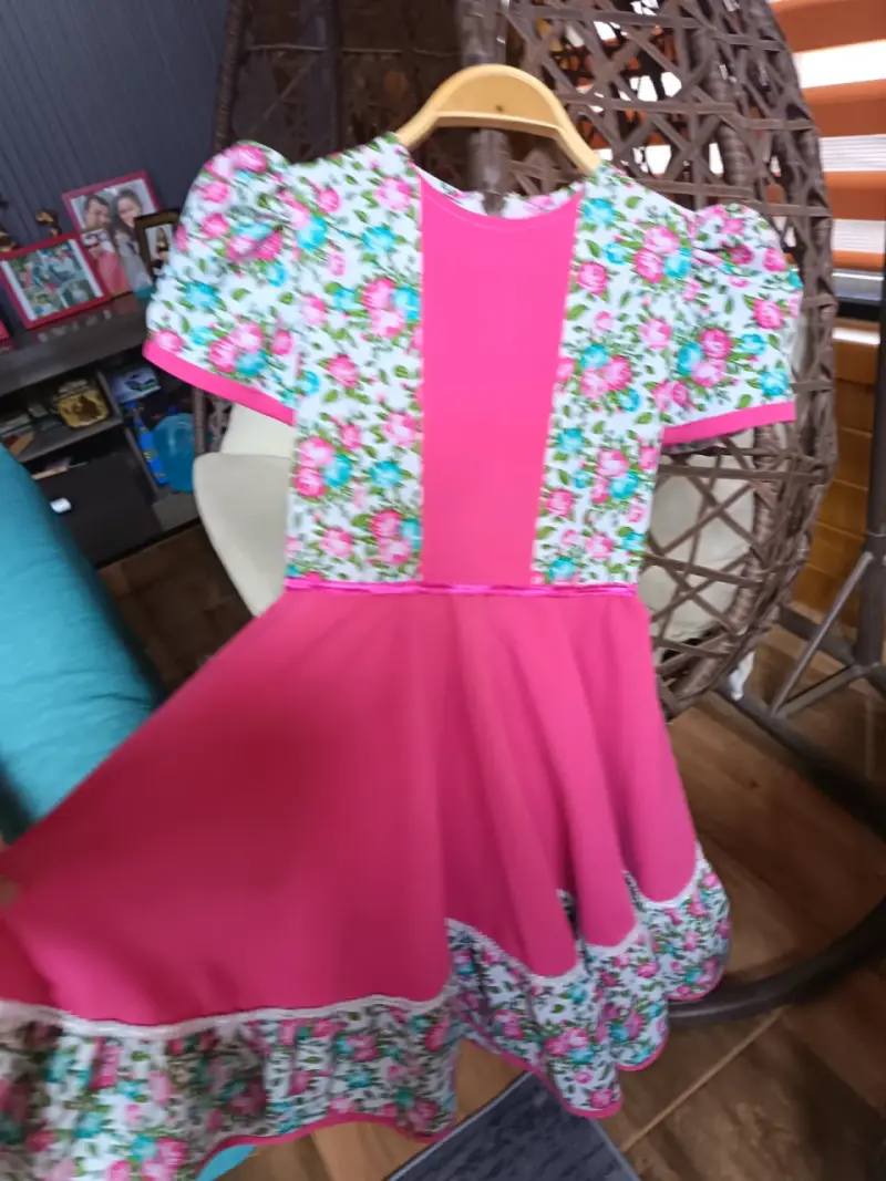 Vestido infantil rosa con estampado floral - 2