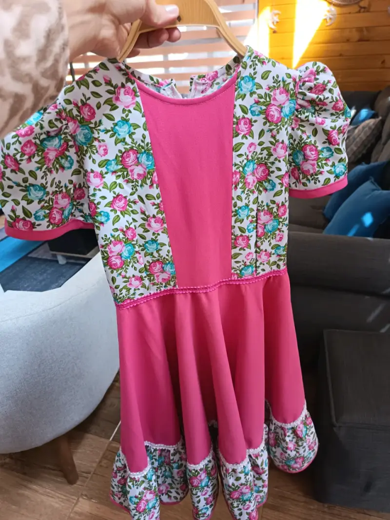 Vestido infantil rosa con estampado floral - 3