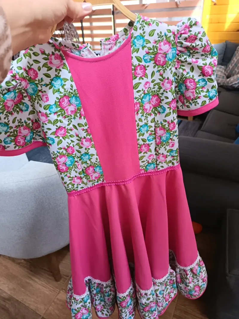 Vestido infantil rosa con estampado floral - 4