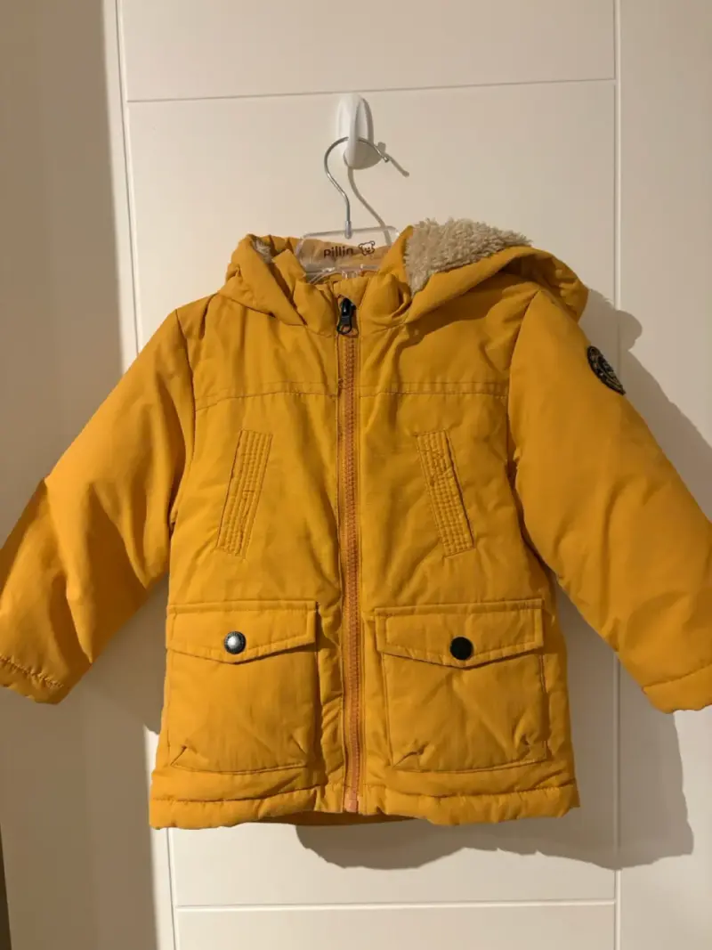 Chaqueta amarilla para niño con capucha