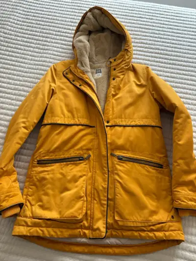 Parka amarilla con capucha y forro de lana - miniatura 1