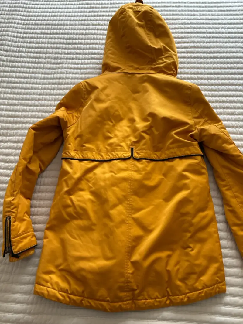 Parka amarilla con capucha y forro de lana - 2
