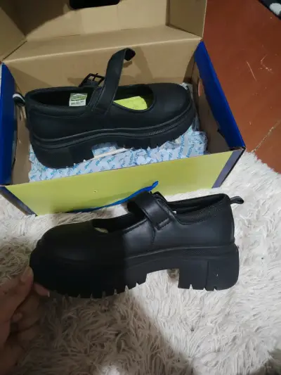 Zapatos escolares negros con correa ajustable - miniatura 2