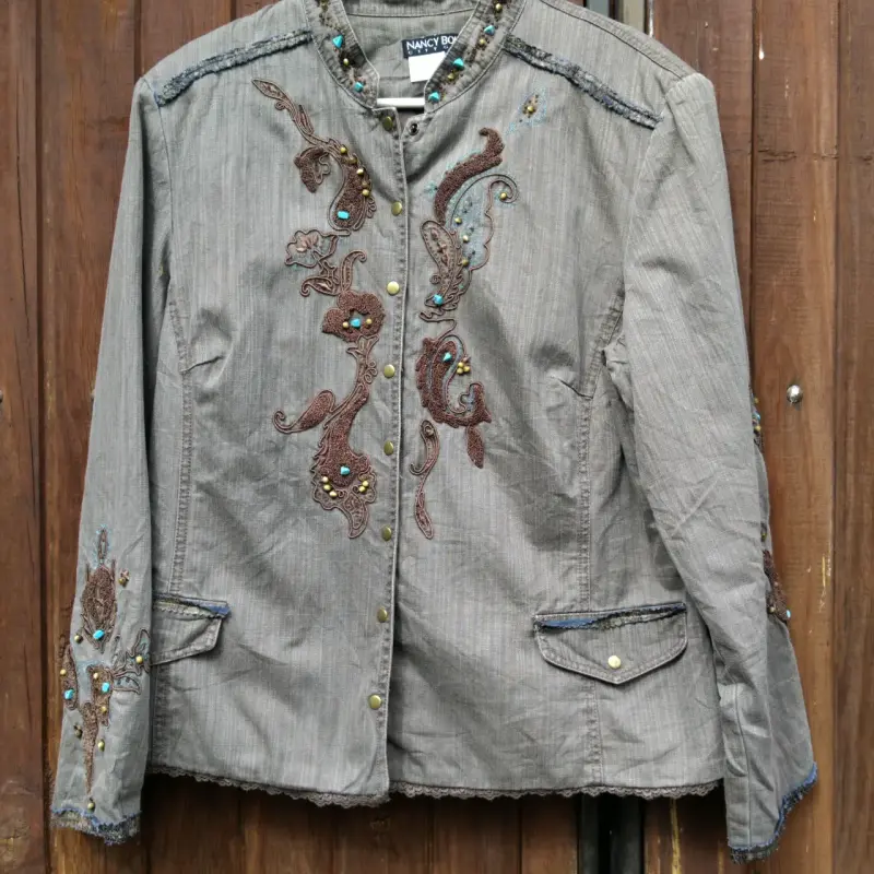 Chaqueta estilo militar con botones decorativos - 2