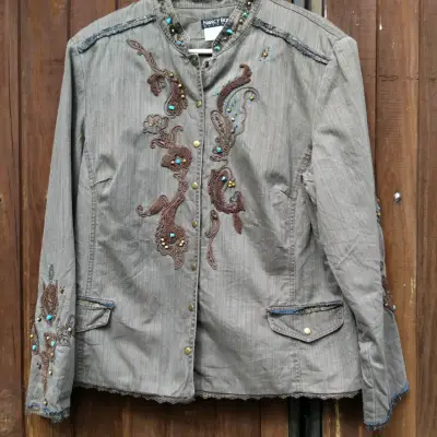 Chaqueta estilo militar con botones decorativos - miniatura 2