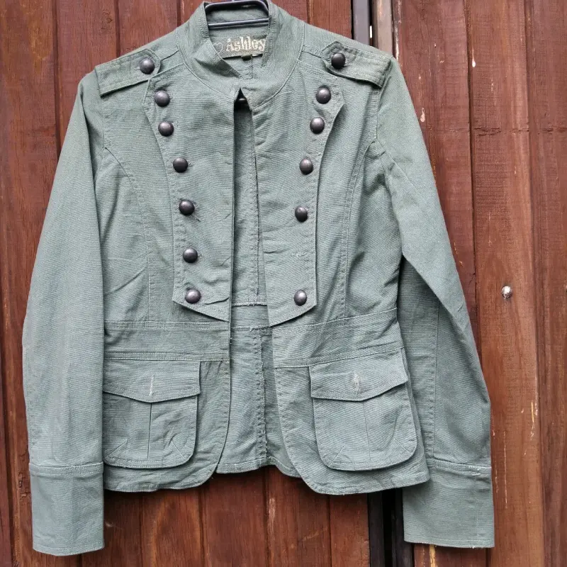 Chaqueta estilo militar con botones decorativos - 3