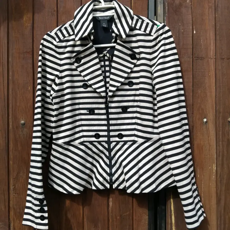 Chaqueta estilo militar con botones decorativos - 6